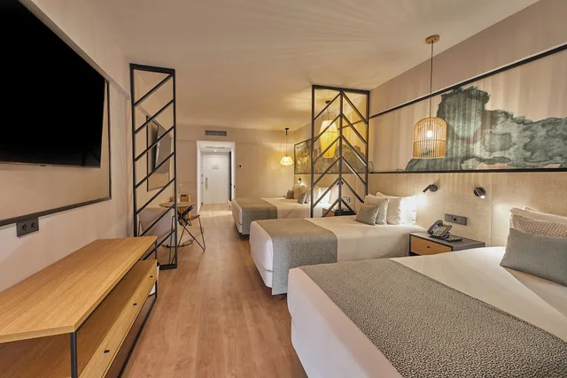 غرفة عائلية بسرير كينج وسريرين منفصلين بإطلالة جزئية على البحر، Dreams Lanzarote Playa Dorada Resort Spa 1/3