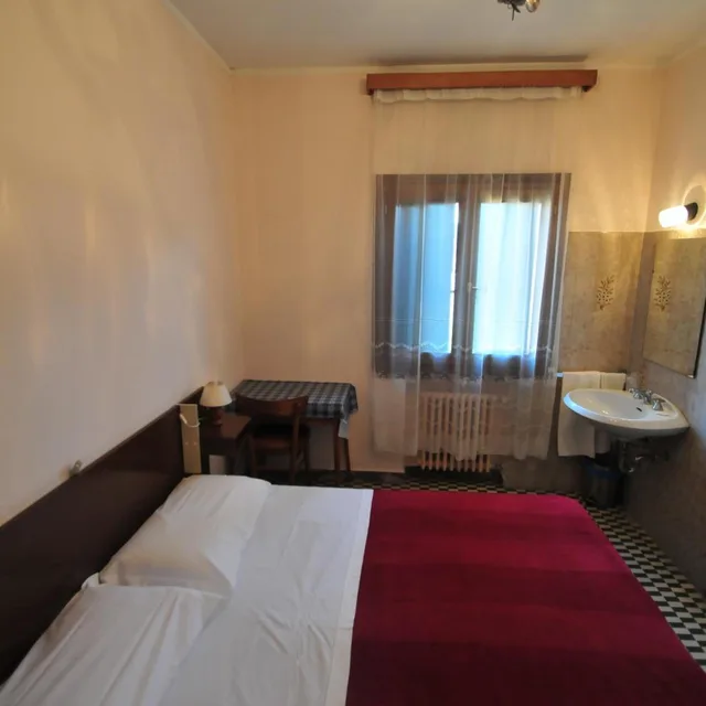غرفة بسرير مزدوج أو سريرين منفصلين بحمام مشترك، Locanda Sant'anna 2/7
