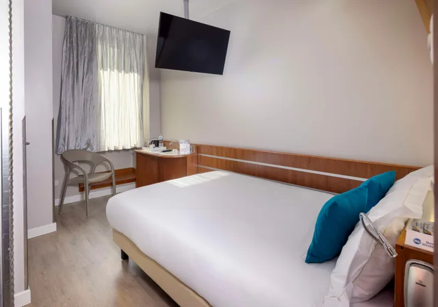 Room, French Bed، Best Western Hotel Madison 2/5