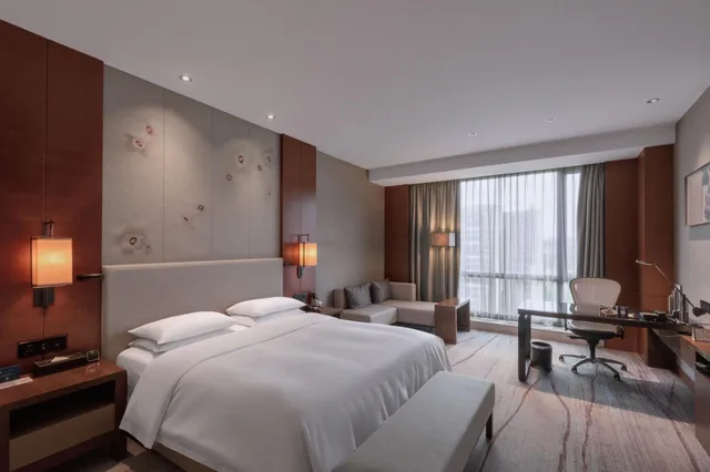 غرفة تنفيذية بسرير كينج مع دخول صالة النادي، Doubletree By Hilton Hotel Guangzhou - Science City 3/5