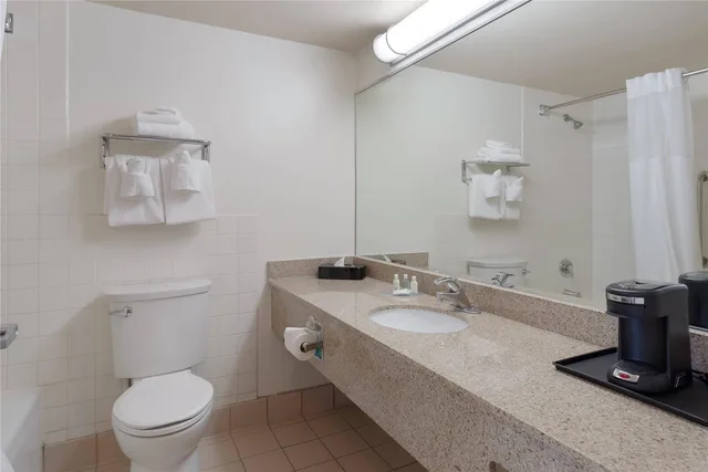 Upgrade, King Bed, Accessible، Clarion Hotel Concord/Walnut Creek 4/5