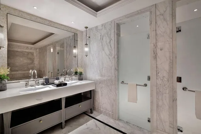 Kingdom, Suite, King Bed, 1 King and 2 Queen Beds, 2 Queen Beds, Skyline View, Terrace، The Ritz-Carlton, Amman 7/7