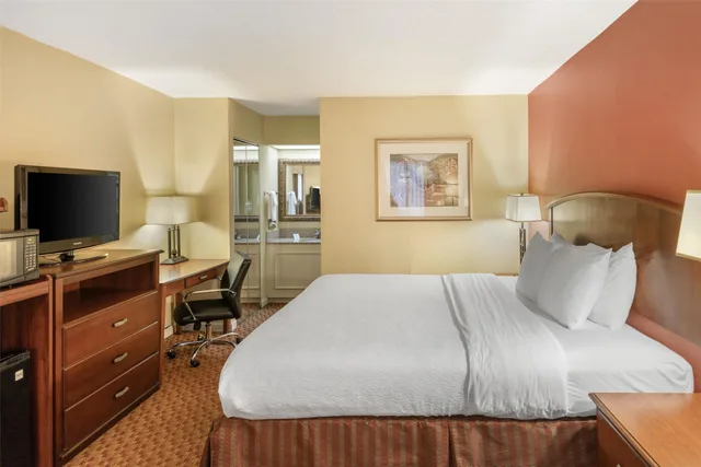 Room, King Bed, Exterior Entrance, Smoking، Best Western Hickory 2/9