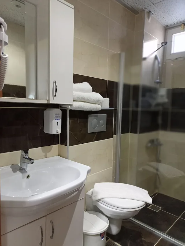 غرفة بسرير كوين وسرير فردي، Gunduz Otel 3/4