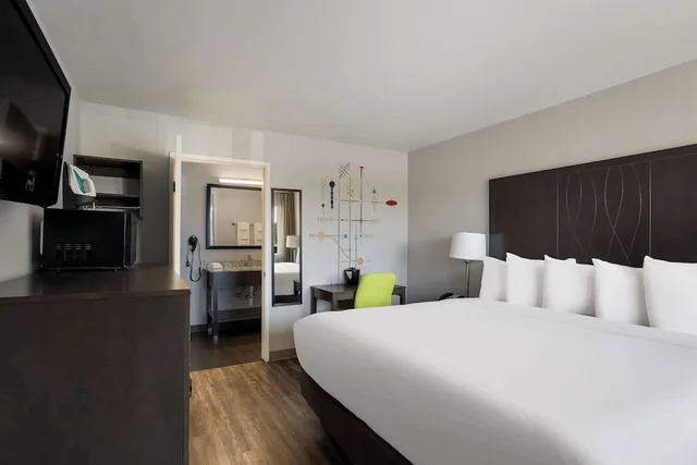 غرفة قياسية بسرير كينج بإطلالة على النهر، Richland Riverfront Hotel, Ascend Hotel Collection 2/7