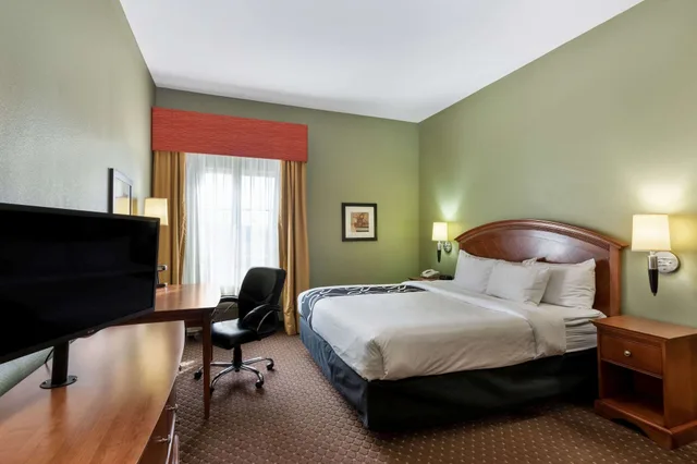 غرفة بسرير كينج لذوي الإعاقة، La Quinta Inn & Suites by Wyndham Olathe 2/6