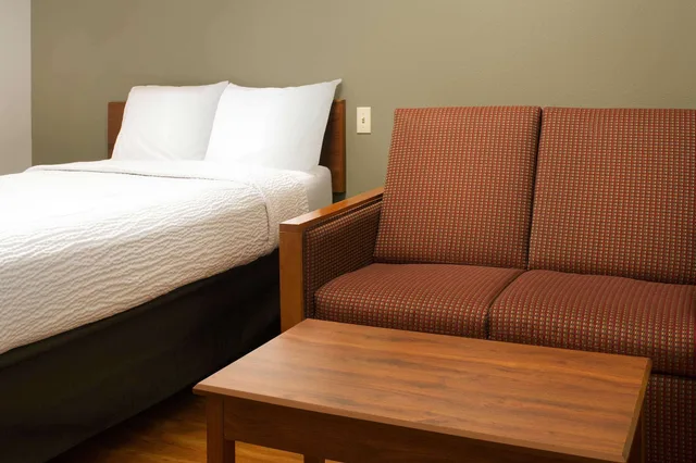 غرفة قياسية بسرير مزدوج بحوض استحمام لذوي الإعاقة، WoodSpring Suites Tulsa 3/6