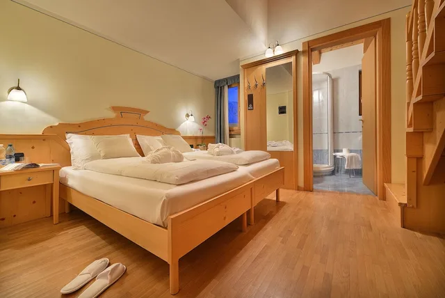 غرفة كومفورت ثلاثية بسرير مزدوج وسرير فردي بإطلالة على البحيرة بشرفة بغرفتي نوم، HOTEL INTERALPEN 1/2