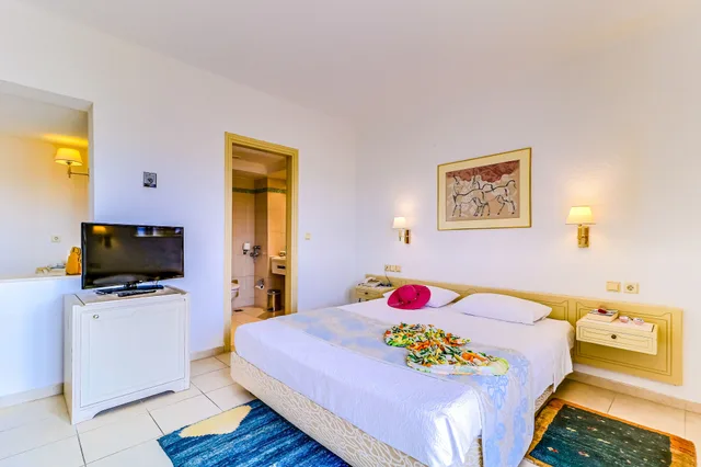 جناح جونيور بسرير كوين بإطلالة جزئية على البحر مع أريكة، Creta Star Hotel - Adults Only 2/5