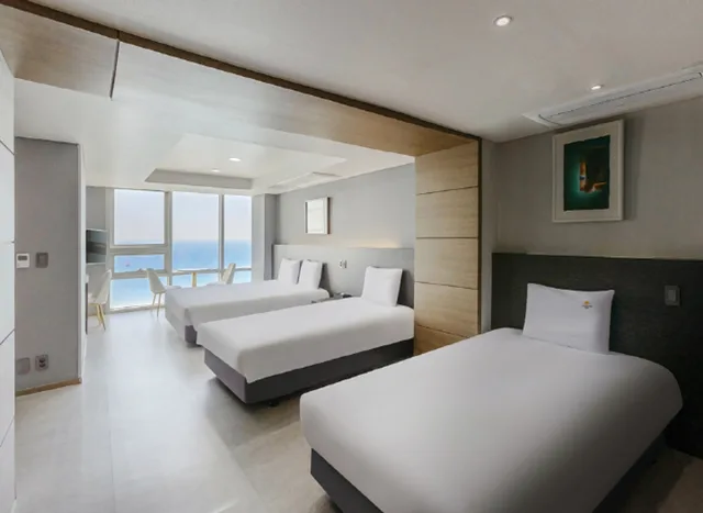 غرفة رباعية بإطلالة على البحر في طابق مرتفع، Suncloud Hotel 1/2