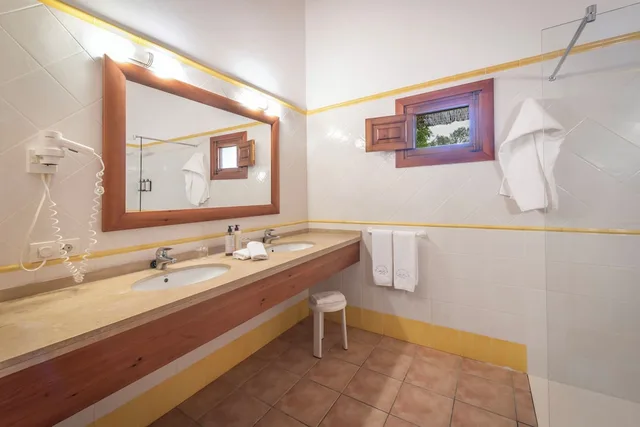 Suite, 1 Double and 1 Single Bed, Terrace, Finca Son Roig 4/5