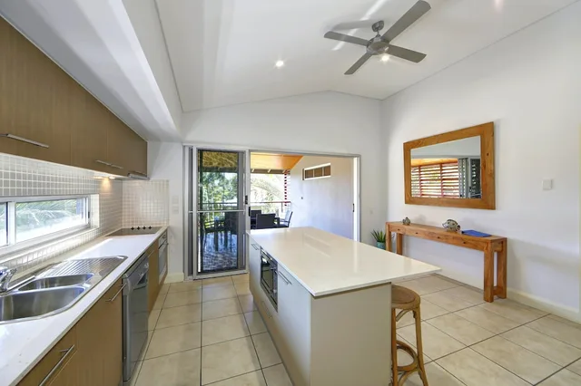 2 Bedrooms, Beach House, Apartment, Twin Beds, King Bed، Sandcastles 1770 Motel Resort 6/10