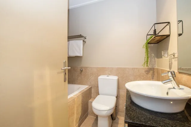 2 Bedrooms, Deluxe, Apartment, Queen and Twin Beds, Beach Front, Harbour View، Point Waterfront 5/8