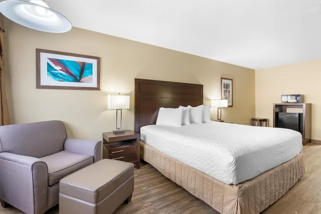 غرفة قياسية بسرير كينج، Surestay Plus Hotel By Best Western Salmon Arm 6/10