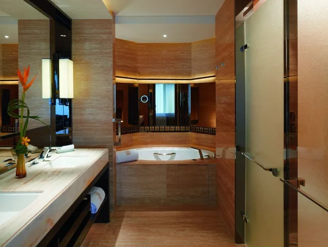 غرفة غراند بسرير كينج للمدخنين، The Ritz Carlton Hong Kong 5/8
