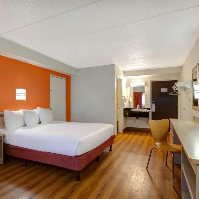 غرفة بسرير كوين للمدخنين، Motel6 Lakeville, MN - South - Lakeville 3/9