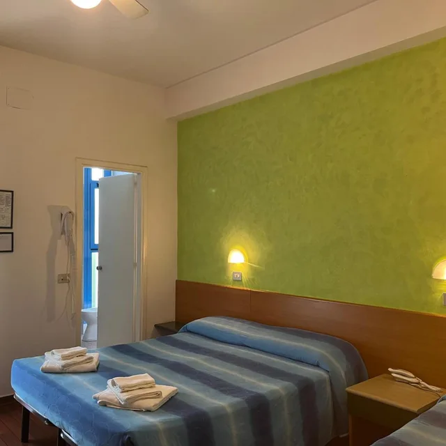 غرفة ثلاثية، Senior Hotel 4/9