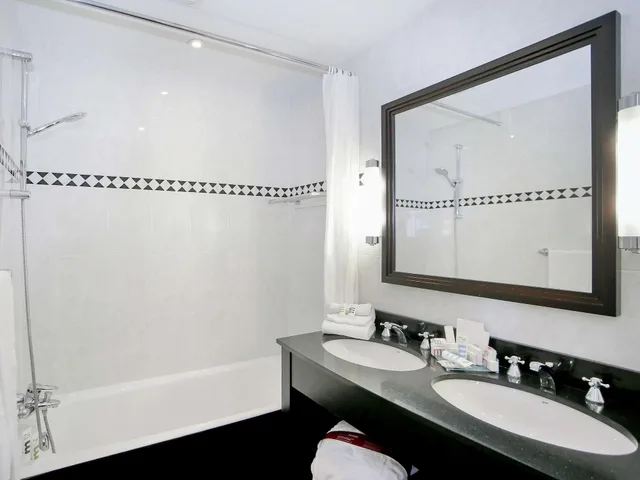 غرفة كلاسيكية بسرير كوين بإطلالة جزئية على البحر، Mercure La Baule Majestic 6/10