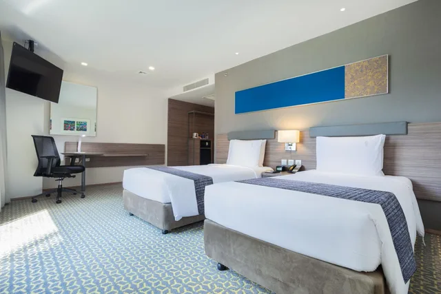 غرفة بسريرين منفصلين بشرفة، Holiday Inn Express Bangkok Sathorn 3/6