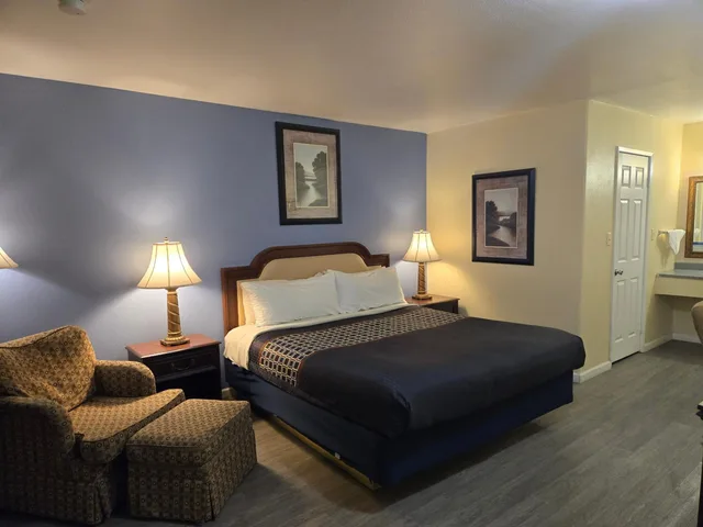 Room, King Bed, Pool View, Rodeway Inn & Suites Blythe I-10, CA 9/10