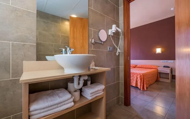 غرفة قياسية رباعية بسرير كوين وسرير فردي، Tossa Beach Center 5/5
