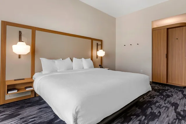 غرفة بسرير كينج لذوي الإعاقة، Fairfield by Marriott Inn & Suites Sandusky 3/4