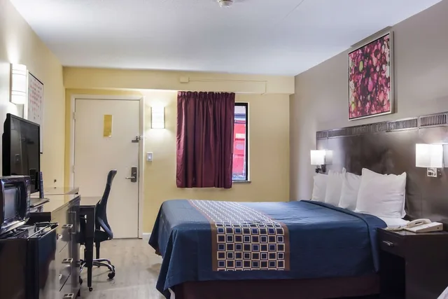 غرفة قياسية بسرير كينج، Rodeway Inn and Suites Monroeville Pittsburgh 3/5