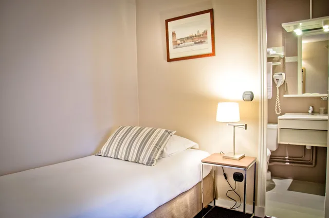 غرفة بسريرين منفصلين وسرير كوين، Hotel Grand Coeur Latin 1/8