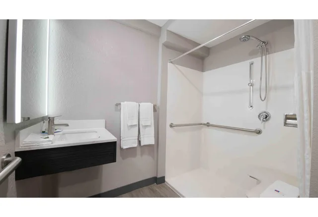 1 King Bed - Mob Acc RI Shwr Nsmk Micfridg، Motel6 Atlanta, GA - Downtown 4/4