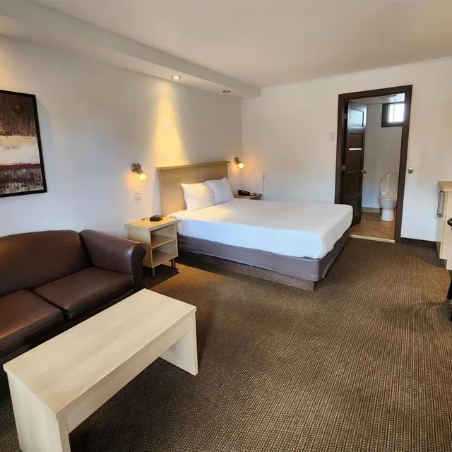 غرفة بسرير كينج وسرير كوين، Ramada by Wyndham Laval 1/9