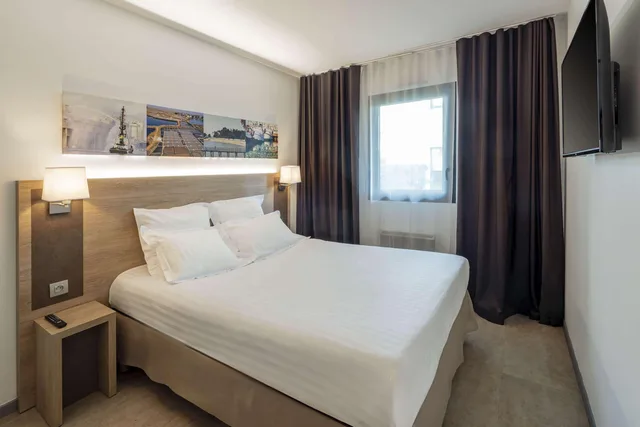 شقة بسرير كوين وسريرين منفصلين بغرفتي نوم مع أريكة بمنطقة جلوس، Best Western Les Aureliades 1/5