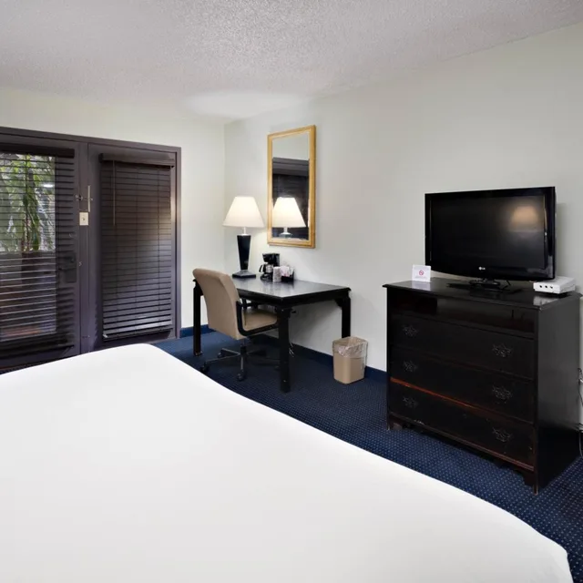 غرفة أساسية بسرير كينج، The Cactus Cove Inn And Suites 2/3