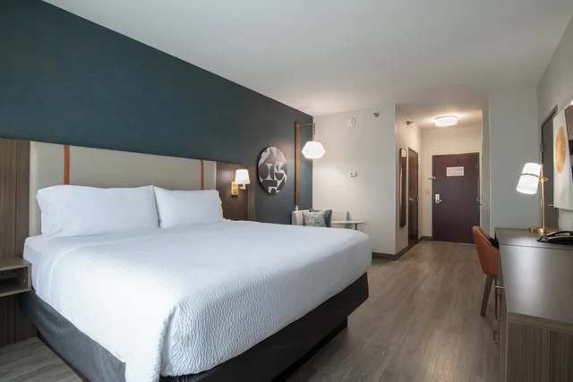 جناح بسرير كينج بغرفة نوم واحدة بحوض جاكوزي، Holiday Inn Oklahoma City Airport 2/7