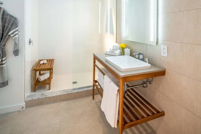 غرفة بسرير كينج بشرفة، The Sarasota Modern, a Tribute Portfolio Hotel 6/7