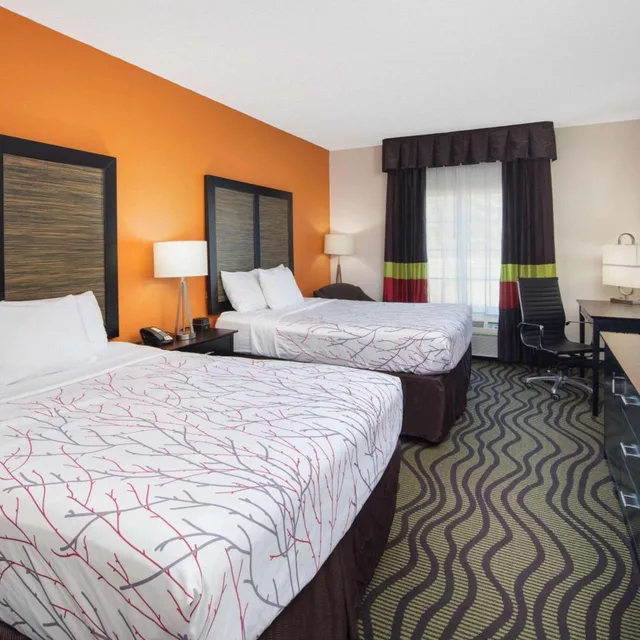 غرفة ديلوكس بسريرين كوين، La Quinta Inn by Wyndham Calhoun South I-75 1/8