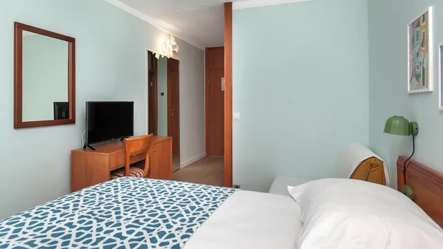 غرفة بسريرين منفصلين بإطلالة على البحر بشرفة مع أريكة، Amadria Park Beach Hotel Niko 3/7