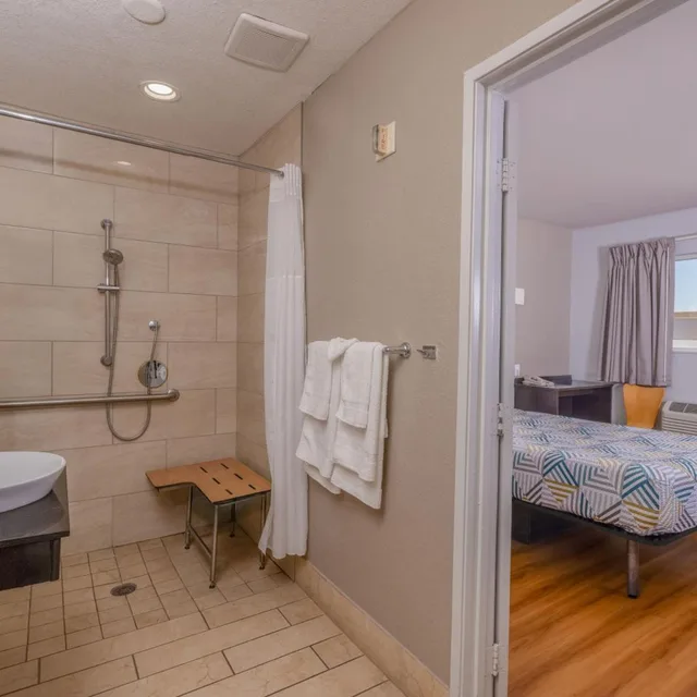 1 Full Bed - Mobil Acc Tub Nsmk Mini Fridge، Motel6 Ontario, CA - Airport 5/6