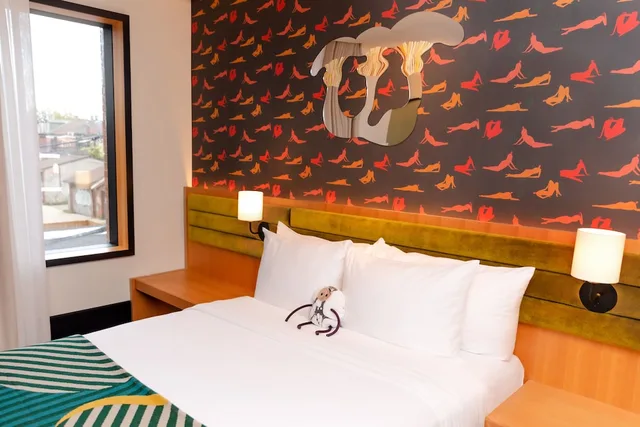 غرفة بسرير كوين، The Drake Hotel 2/3