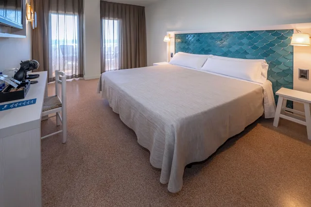غرفة بريميوم بسرير مزدوج، Caprici Beach Hotel & Spa 2/4