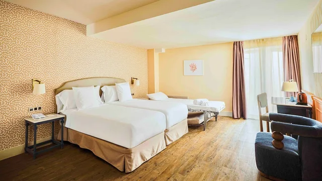 غرفة ثلاثية بسريرين منفصلين بشرفة، Fenix Torremolinos Hotel – Adults Only 2/3