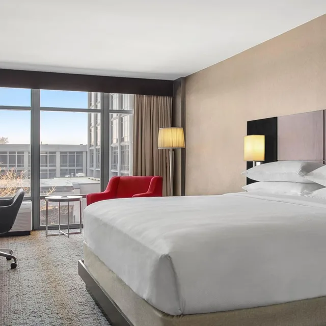 جناح بسرير كينج بغرفة نوم واحدة بحوض استحمام لذوي الإعاقة، Delta Hotels by Marriott Somerset 1/6