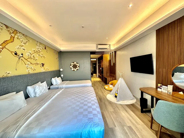 1 Bedroom, Family Suite, King Bed, Sea View, Balcony, Swiss-Belcourt Kupang 1/3