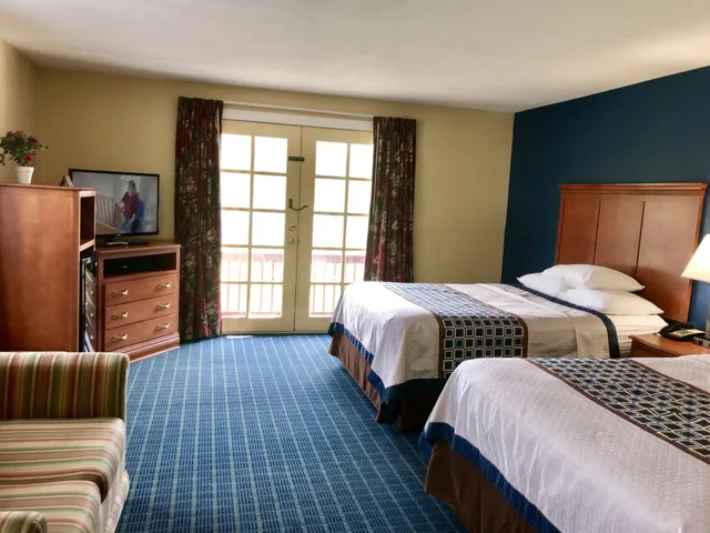 غرفة ديلوكس بسريرين كوين بإطلالة على الجبل مع أريكة، Swiss Chalets Village Inn 5/8