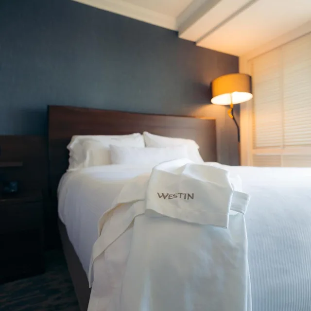 غرفة بسريرين كوين بشرفة بإطلالة جزئية على البحر، The Westin Hapuna Beach Resort 2/3
