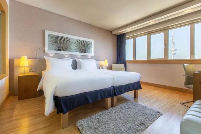 غرفة سوبيريور بسرير كوين بإطلالة على النهر، Radisson Blu Hotel Hamburg 9/10