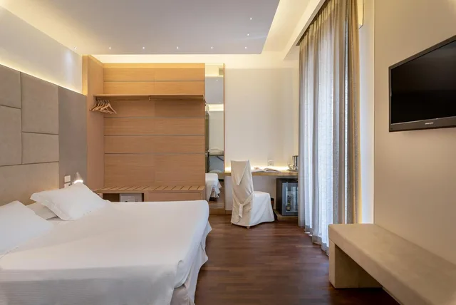 جناح جونيور، Hotel Polo 1/10