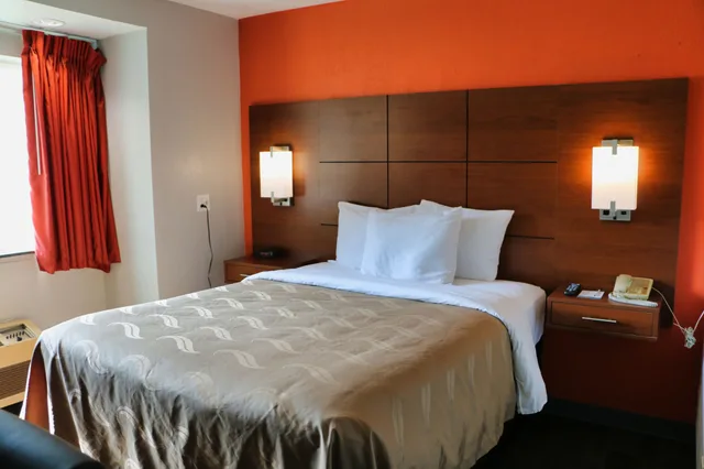 غرفة قياسية بسرير كوين، Quality Inn and Suites Watertown Fort Drum 2/8