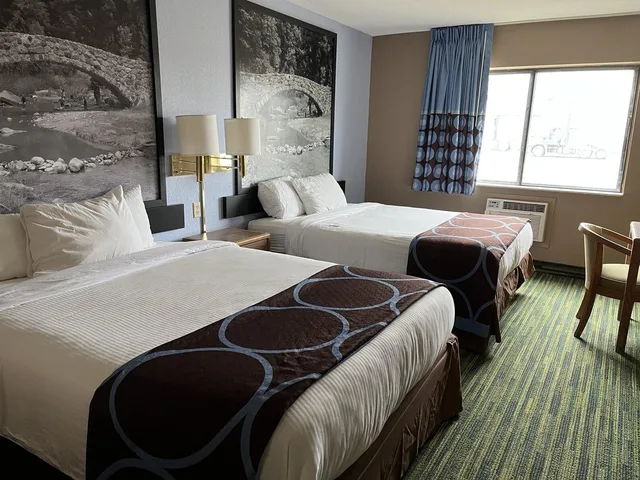 غرفة بسريرين كوين، Boarders Inn and Suites by Cobblestone Hotels Waterloo 2/2