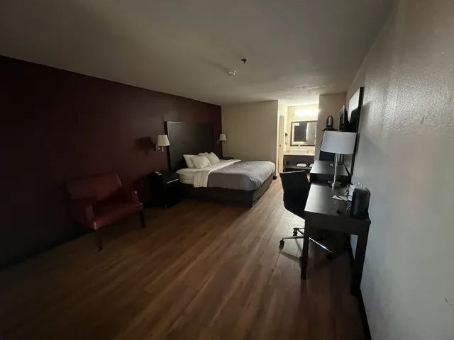 غرفة بسرير كينج، Quality Inn & Suites Near Six Flags and Medical Center 8/10