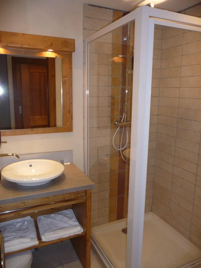 غرفة بسرير مزدوج أو سريرين منفصلين، Chalet-Hotel Le Beausoleil, The Originals Relais (Hotels-Chalets de Tradition) 9/9